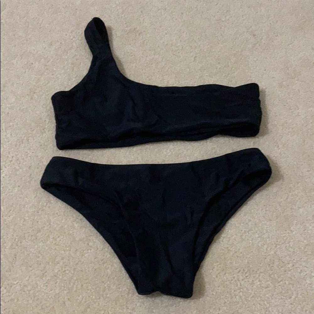 Black set one shoulder top